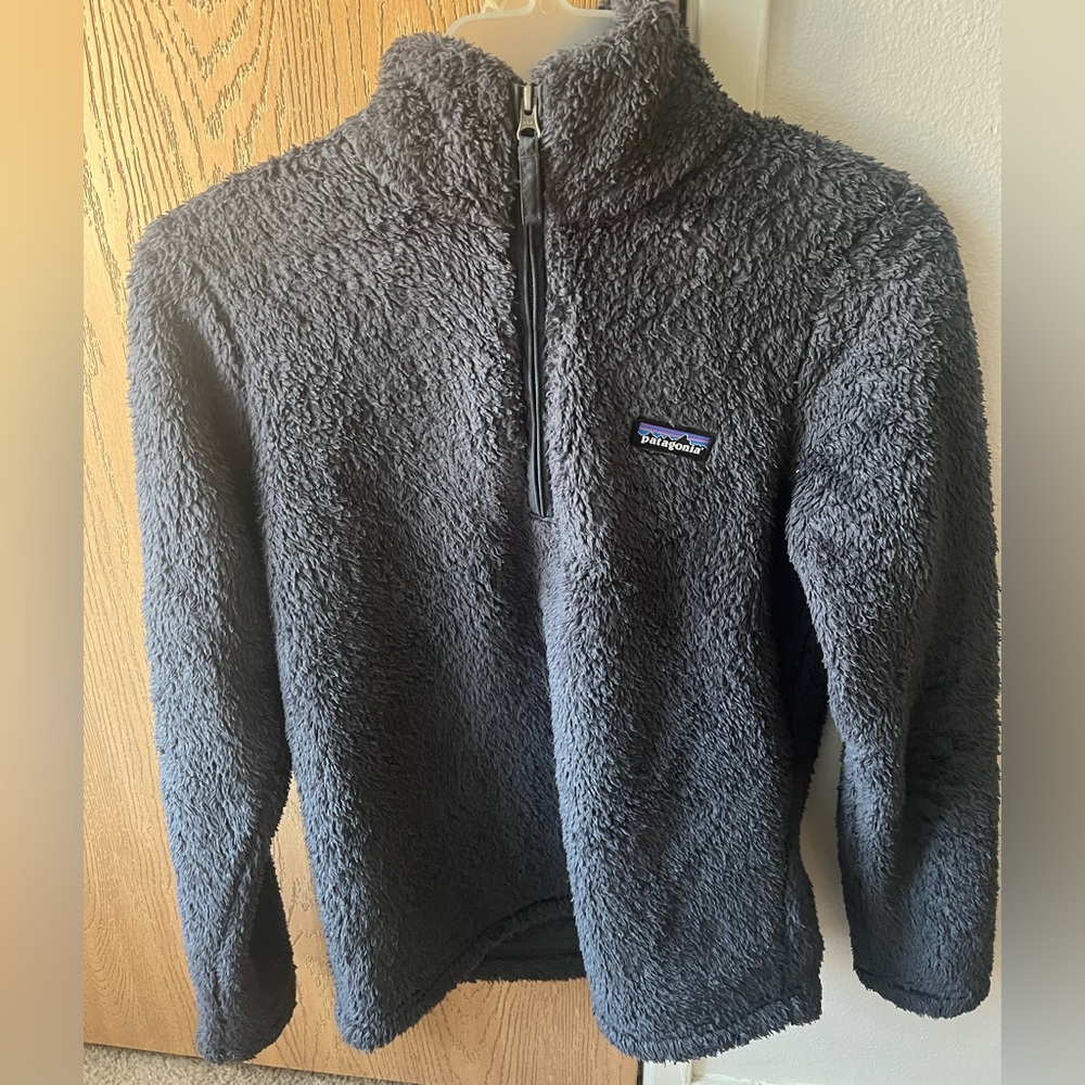 Patagonia fuzzy quarter zip in slate gray